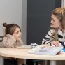 MECS St-Jacques / Service St-Augustin - Léa Delassus, éducatrice aide Espéranza à faire ses devoirs